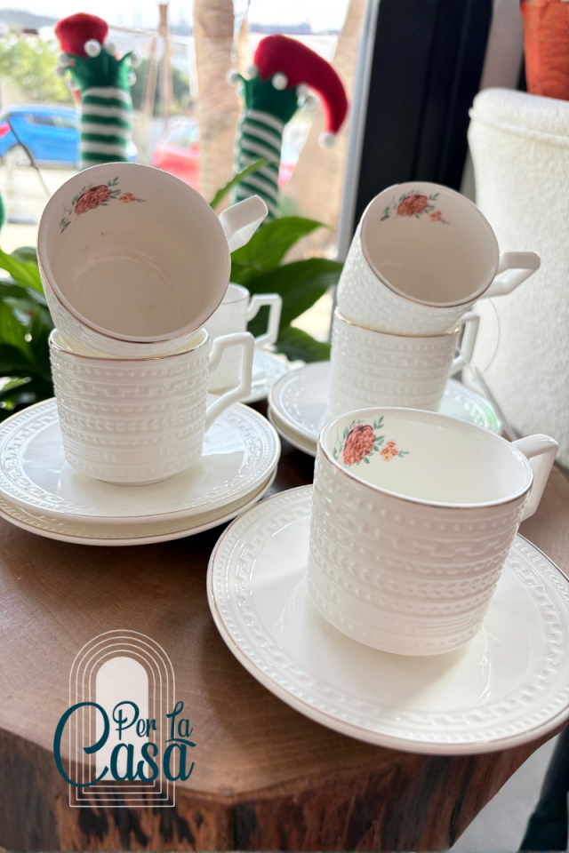 İçi Çiçekli Kahve Fincanı Takımı – Altın Detaylı